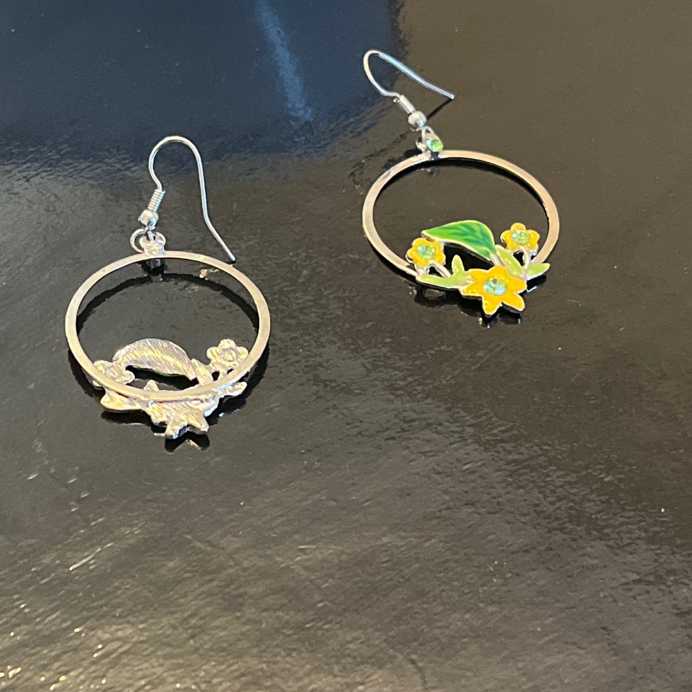 Charming Floral Hoop Earrings with Yellow and Green Accents - Picture 4 of 7